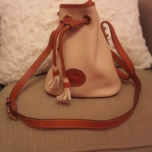 EUC Dooney & Bourke cream purse